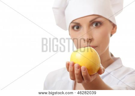 Smilende kvinde cook med apple, isoladed på hvid baggrund
