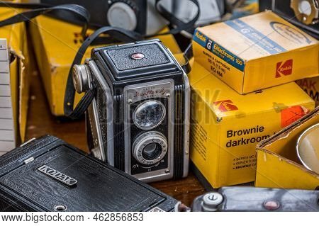 Crossville, Tennessee Usa - September 25, 2022 A Vintage Kodak Twin Lens Reflex Camera In The Middle