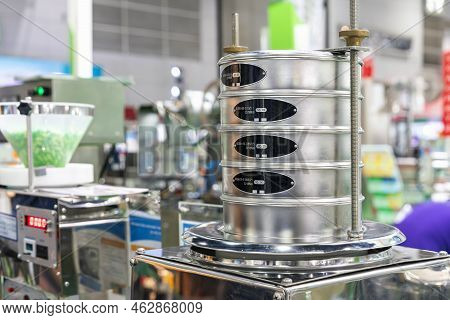 Various Particle Size Square Wire Mesh Lab Strainer Or Sand Mesh Vibration Sieve On Vibrator Machine