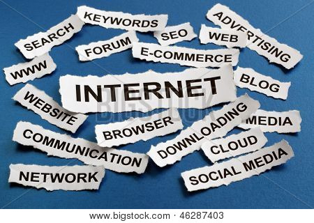 Concept Internet déchiré les titres des journaux de lecture marketing, social media, Web, www et Mots-clés