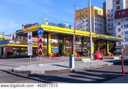 Samara, Russia - October 1, 2022: Rosneft Gas Station. Rosneft Is One Of The Largest Russian Oil Com
