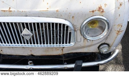 Bordeaux , Aquitaine  France - 01 10 2022 : Renault 4 4l Vintage Retro Car Oldtimer R4 Ancient Rust 