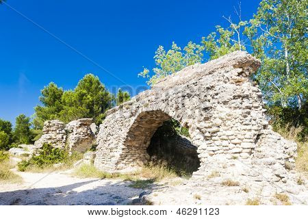 pozůstatky římského akvaduktu poblíž Meunerie, Provence, Francie