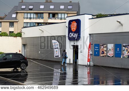 Jette, Brussels Capital Region - Belgium - 05 12 2021 Parking Lot And Entrance Of The Okay Retail Su