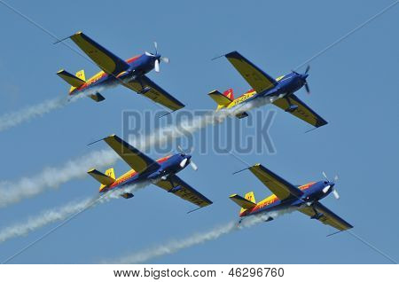 Cztery samoloty skywriting podczas Air Fest