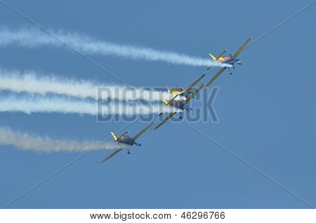 Cztery samoloty skywriting podczas Air Fest