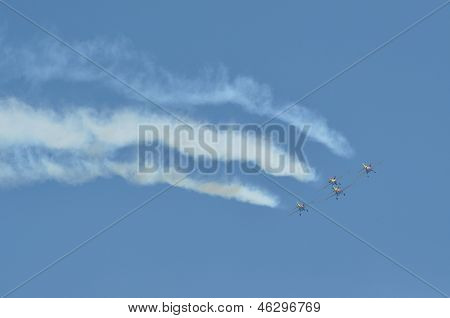 Cztery samoloty skywriting podczas Air Fest