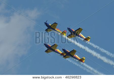 Cztery samoloty skywriting podczas Air Fest