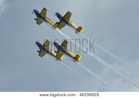 Cztery samoloty skywriting podczas Air Fest