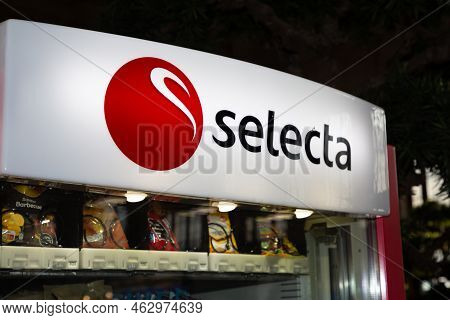 Bordeaux , Aquitaine  France - 09 30 2022 : Selecta Text Brand And Logo Sign Coffee Light On Vending