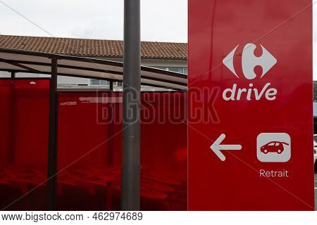 Bordeaux , Aquitaine  France - 01 10 2022 : Carrefour Drive Supermarket Sign Text And Logo Of French