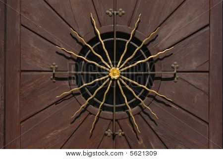 Golden Sun auf eine Holztüre