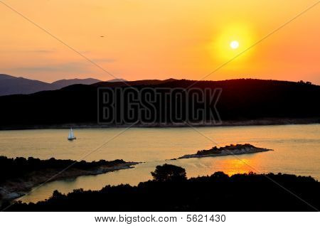 Vackra solnedgången över Egeiska havet Poros Grekland