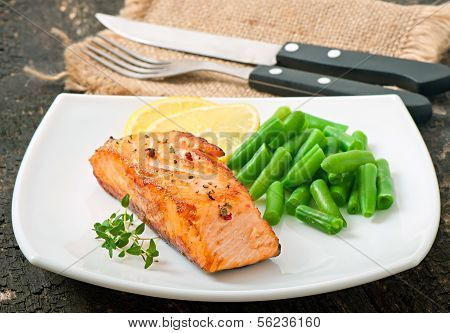 Grilled salmon and green beans