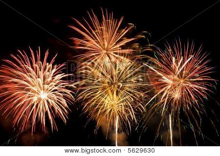 Spettacolo di fuochi d'artificio colorati