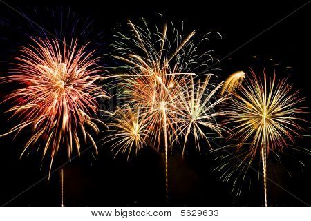 Spettacolo di fuochi d'artificio colorati