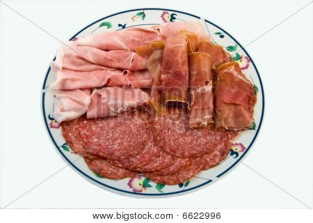Um prato de Mx várias fatias finas de salame e presunto. Um típico italiano Ap