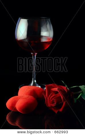 Bicchiere di vino e una rosa rossa