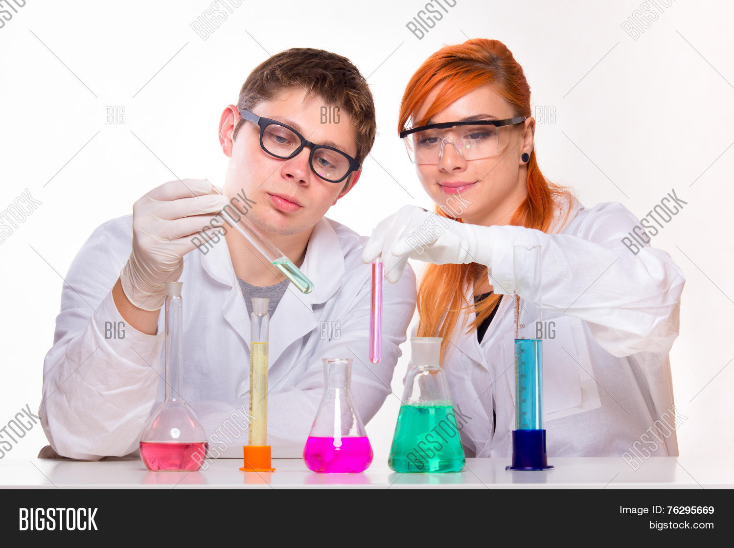 Сумасшедший профессор. Научные опыты и эксперименты. Ученые химики. Химия это наука. Ученый в очках.