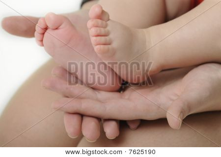Baby nohy na otevřenou rukou