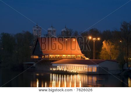 Casa sobre el río en la noche