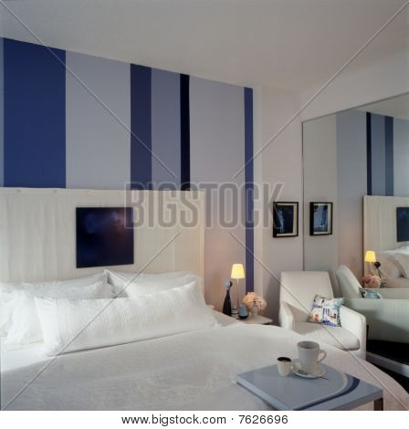 gehobene moderne Schlafzimmer
