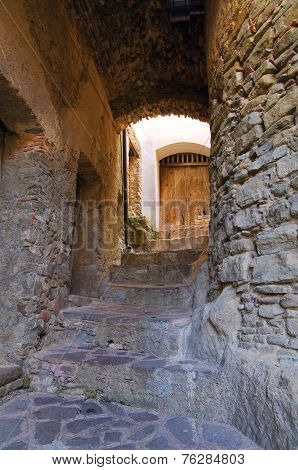 Alleyway. Oriolo. Calabria. Italy.