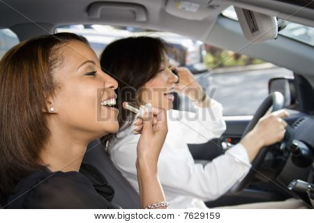 Vrouwen vrienden in auto