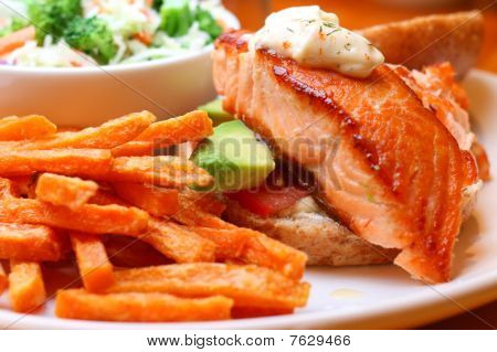 Hamburger di salmone con salsa Aioli