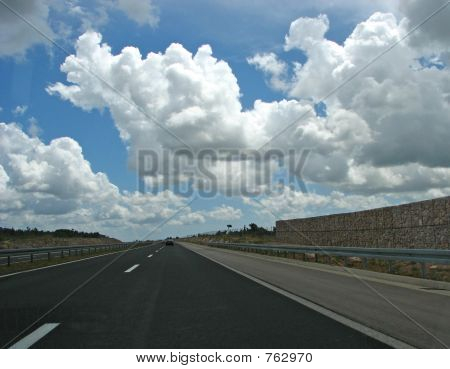 Moln på en motorväg