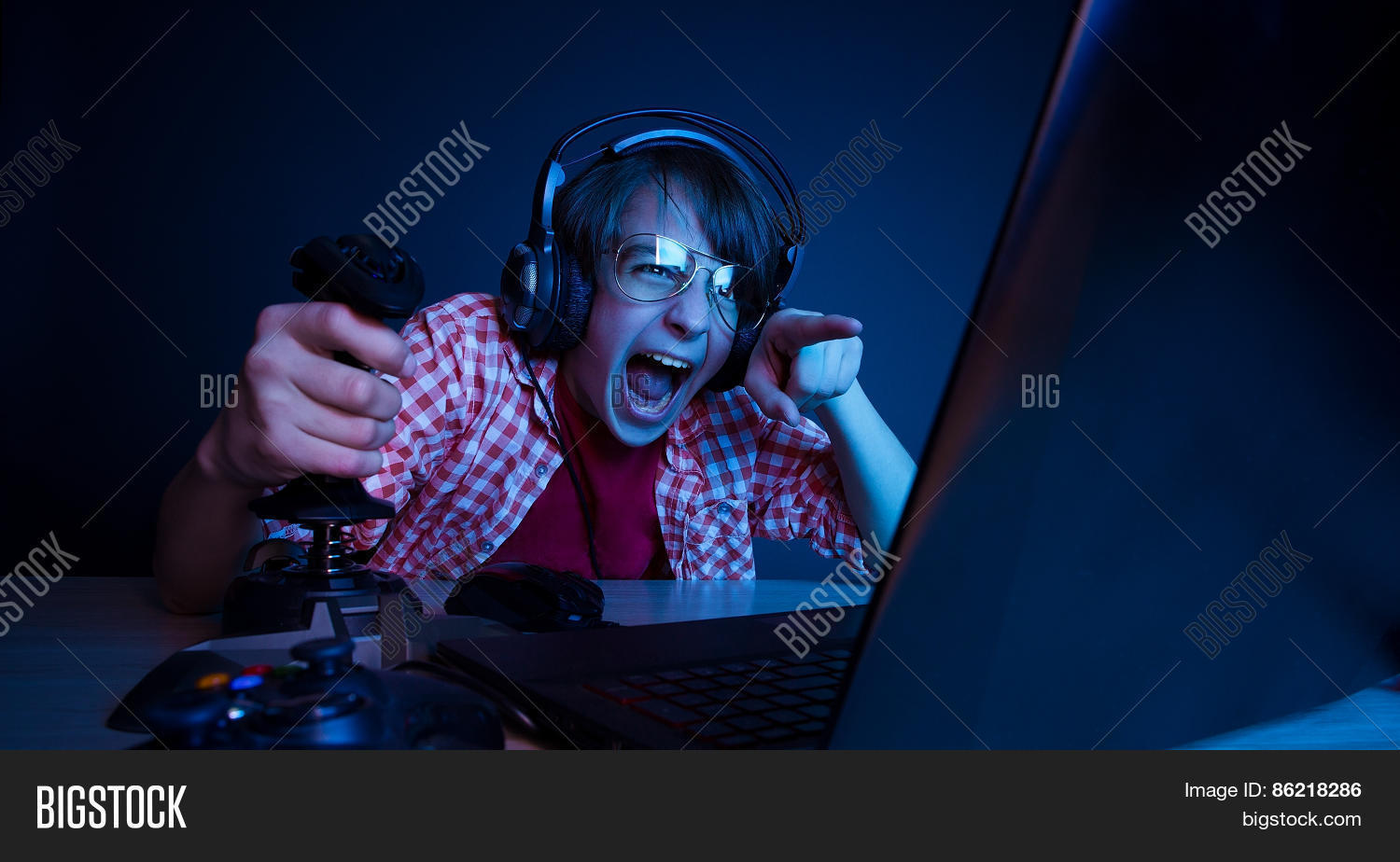 Дети за компьютерными играми. Играть в компьютер. Есть в интернете все игры. Развлечения в интернете. Есть в интернете все игры.