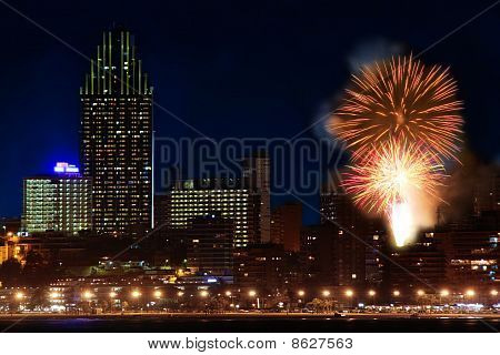 Fuochi d'artificio sopra la città