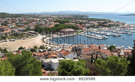 Città costiera Tribunj in Croazia