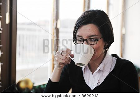 Giovane donna al ristorante