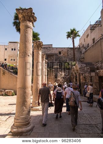 Jerusalem,israel - Juli 13, 2015: Cardo Maximus, Roman Pillars .the Remains Of An Ancient Roman Pill