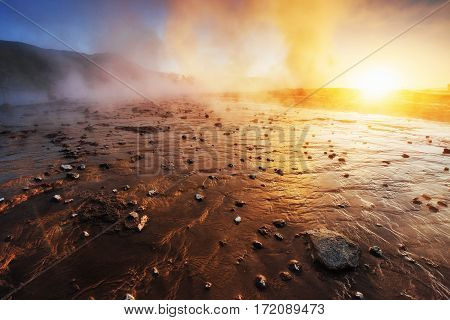 geysers in Iceland. Fantastic kolory.Turysty watch the beauty of the world.