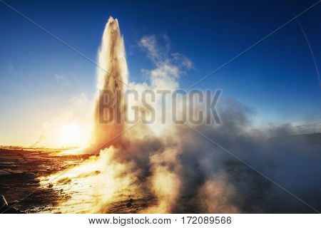 geysers in Iceland. Fantastic kolory.Turysty watch the beauty of the world.