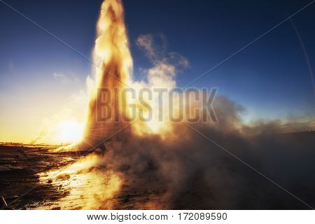 geysers in Iceland. Fantastic kolory.Turysty watch the beauty of the world.