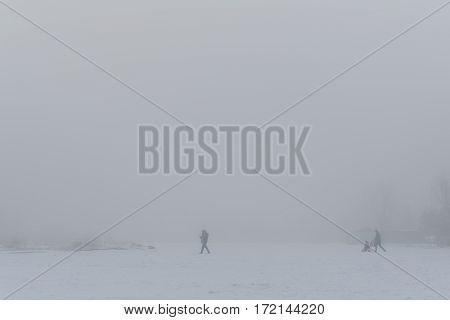 Snowy morning and heavy fog. Visibility of 30 meters, free sprostranstvo in the snow, the horizon is not visible for the thick fog. The road to the kindergarten through the fog in a vacant lot.
