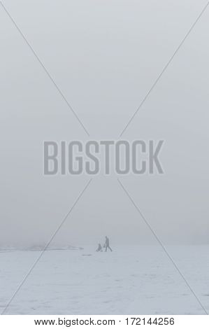 Snowy morning and heavy fog. Visibility of 30 meters, free sprostranstvo in the snow, the horizon is not visible for the thick fog. The road to the kindergarten through the fog in a vacant lot.