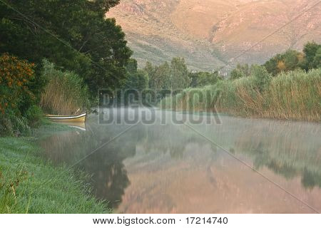 Barca a remi sul fiume nebbioso