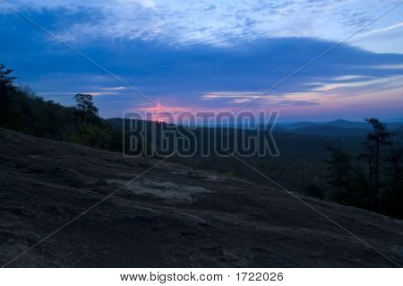 Sunrise aus kahlen Felsen