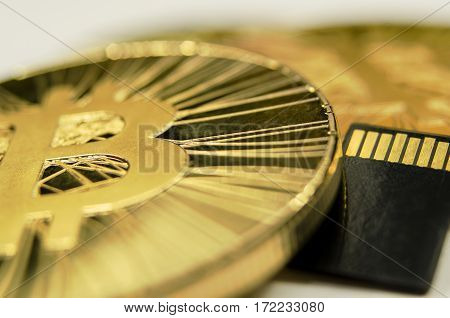 Makro Detail Of Shiny Gold Bitcoin Coin And Microsd Memory Card