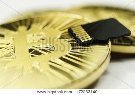 Makro Detail Of Shiny Gold Bitcoin Coin And Microsd Memory Card