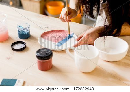 workshop production of ceramic tableware product painting.
