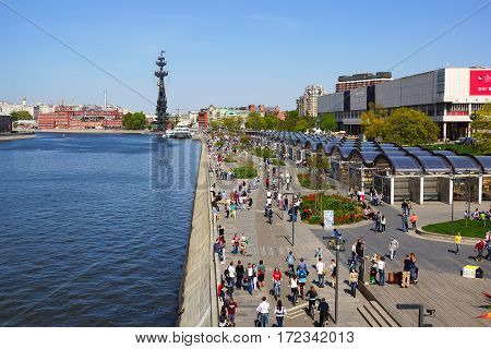 MOSCOW, RUSSIA. May 9, 2015. People walk on  the Crimskaya embankment.  A monument to Peter I. Park Muzeon.