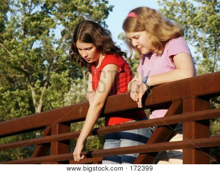Mädchen auf der Brücke