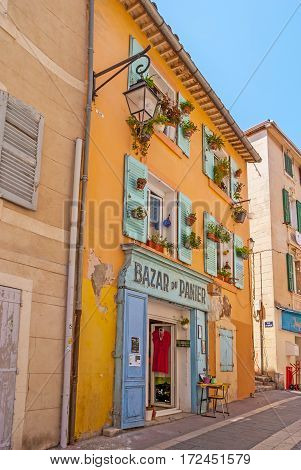 The Shopping In Panier Neighborhood