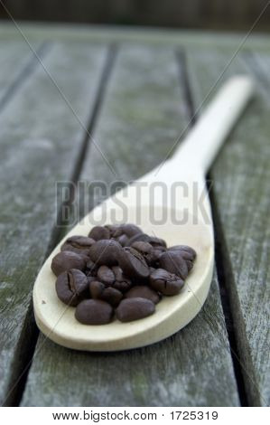 Chicchi di caffè in un cucchiaio di legno 02