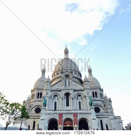 Sacre coeur completely centered in a parisian sunny day